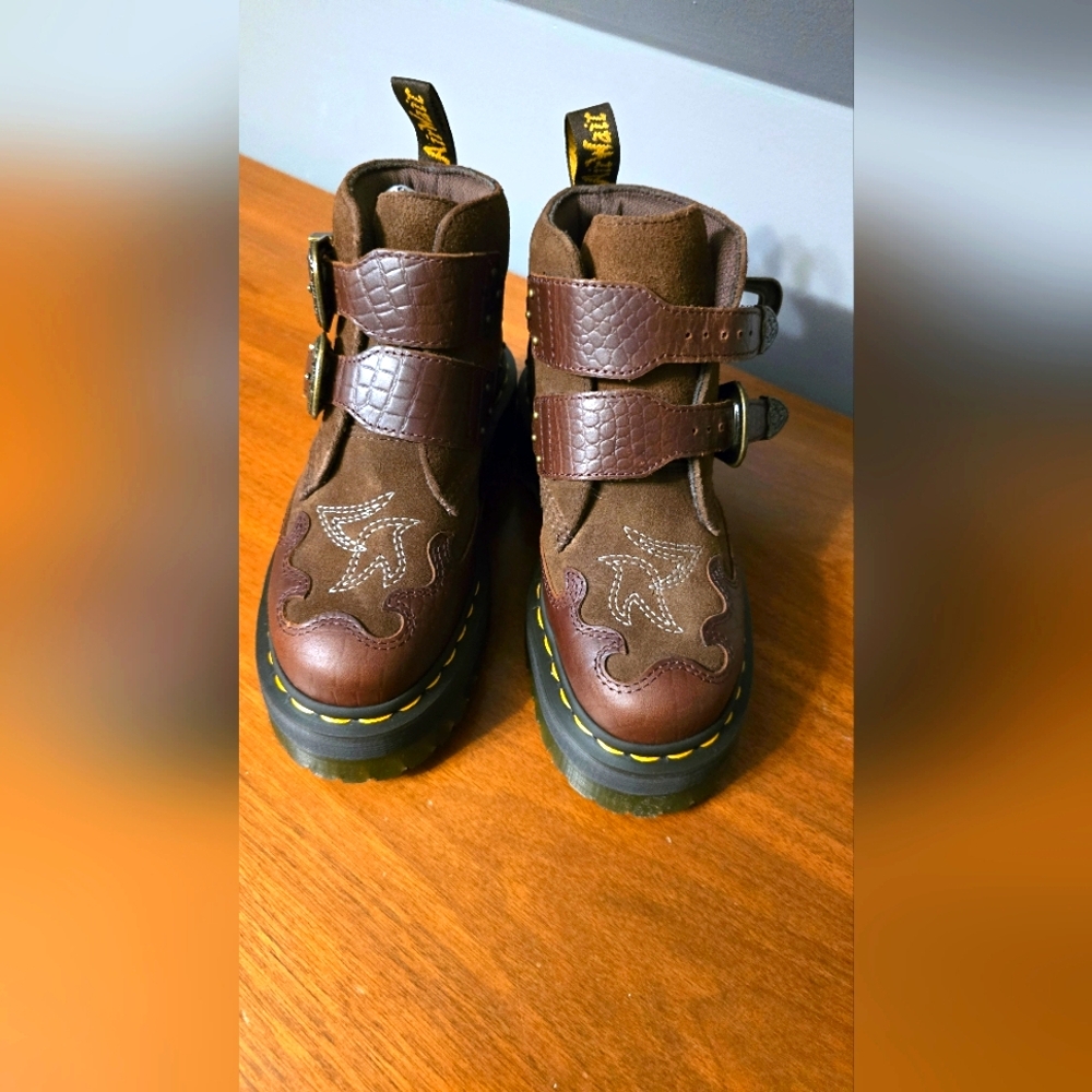 Dr. Martens Devon Gothic America